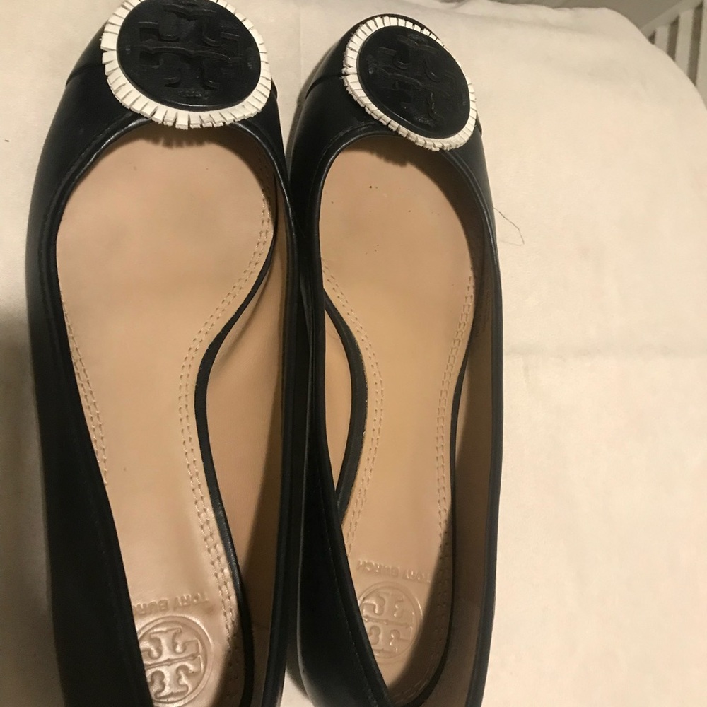 Tory Burch MIller Fringe  15mm flat size 8. Beautiful black and white.